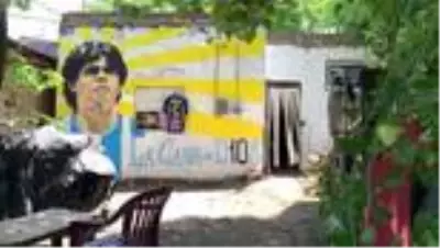 BUENOS AIRES - Hayranları, Maradona'nın doğduğu evin önüne çiçekler ve kartlar bıraktı BUENOS AIRES - Hayranları, Maradona'nın doğduğu evin önüne çiçekler ve kartlar bıraktı