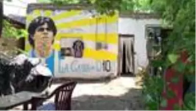 BUENOS AIRES - Hayranları, Maradona'nın doğduğu evin önüne çiçekler ve kartlar bıraktı BUENOS AIRES - Hayranları, Maradona'nın doğduğu evin önüne çiçekler ve kartlar bıraktı