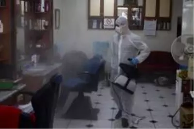 Burdur' da kuaför ve berber salonlarına virüs önlemi Burdur' da kuaför ve berber salonlarına virüs önlemi