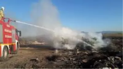 Burhaniye'de yazlık sitedeki çöplük yangını söndürüldü Burhaniye'de yazlık sitedeki çöplük yangını söndürüldü