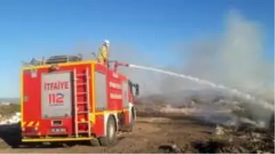 Burhaniye'de yazlık sitedeki çöplük yangını söndürüldü Burhaniye'de yazlık sitedeki çöplük yangını söndürüldü