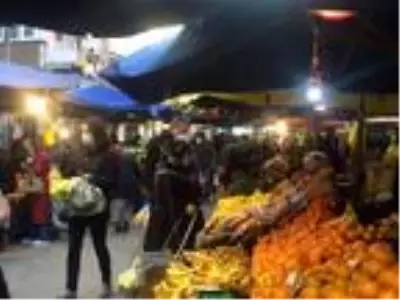 Bursa'da kısıtlamanın başlamasına saatler kala pazar yoğunluğu Bursa'da kısıtlamanın başlamasına saatler kala pazar yoğunluğu