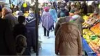 Bursa'da kısıtlamanın başlamasına saatler kala pazar yoğunluğu Bursa'da kısıtlamanın başlamasına saatler kala pazar yoğunluğu