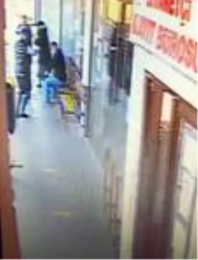 Cezaevi önündeki cinayet anı kameraya böyle yansıdı Cezaevi önündeki cinayet anı kameraya böyle yansıdı