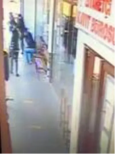 Cezaevi önündeki cinayet anı kameraya böyle yansıdı Cezaevi önündeki cinayet anı kameraya böyle yansıdı