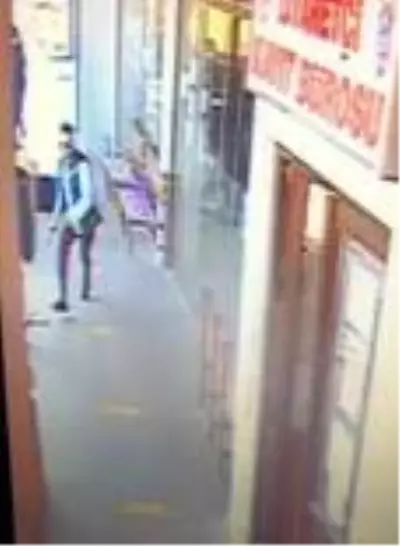 Cezaevi önündeki cinayet anı kameraya böyle yansıdı Cezaevi önündeki cinayet anı kameraya böyle yansıdı