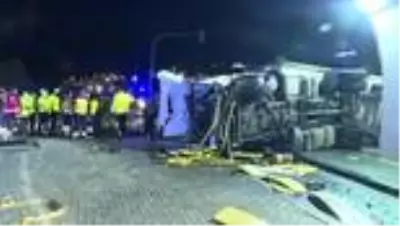 Devrilen tırın sürücüsü hayatını kaybetti Devrilen tırın sürücüsü hayatını kaybetti