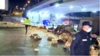Devrilen tırın sürücüsü hayatını kaybetti Devrilen tırın sürücüsü hayatını kaybetti