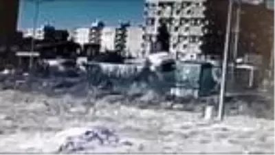 Duraktaki panoya afiş asarken tırın çarptığı işçilerden biri hayatını kaybettiği kaza anı kamerada Duraktaki panoya afiş asarken tırın çarptığı işçilerden biri hayatını kaybettiği kaza anı kamerada