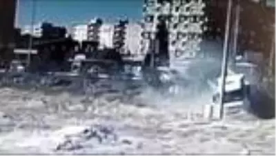 Duraktaki panoya afiş asarken tırın çarptığı işçilerden biri hayatını kaybettiği kaza anı kamerada Duraktaki panoya afiş asarken tırın çarptığı işçilerden biri hayatını kaybettiği kaza anı kamerada
