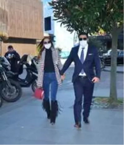 Ebru Şallı ve eşi Uğur Akkuş'tan romantik poz Ebru Şallı ve eşi Uğur Akkuş'tan romantik poz
