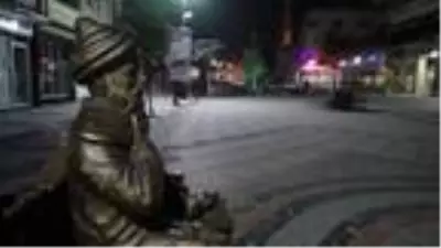 Edirne'de sokağa çıkma kısıtlaması başladı, kent sessizliğe büründü Edirne'de sokağa çıkma kısıtlaması başladı, kent sessizliğe büründü