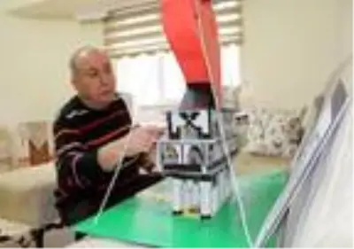 Emekli öğretmen salgında resim ve kartondan kule yapıyor Emekli öğretmen salgında resim ve kartondan kule yapıyor