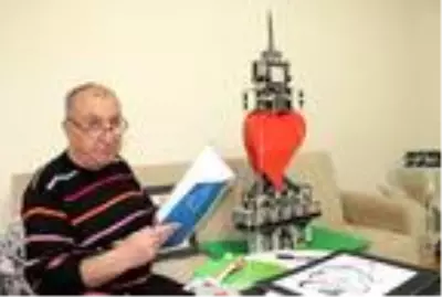Emekli öğretmen salgında resim ve kartondan kule yapıyor Emekli öğretmen salgında resim ve kartondan kule yapıyor