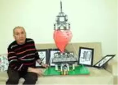 Emekli öğretmen salgında resim ve kartondan kule yapıyor Emekli öğretmen salgında resim ve kartondan kule yapıyor
