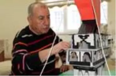 Emekli öğretmen salgında resim ve kartondan kule yapıyor Emekli öğretmen salgında resim ve kartondan kule yapıyor