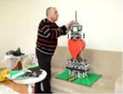 Emekli öğretmen salgında resim ve kartondan kule yapıyor Emekli öğretmen salgında resim ve kartondan kule yapıyor