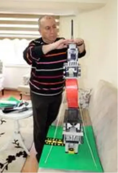 Emekli öğretmen salgında resim ve kartondan kule yapıyor Emekli öğretmen salgında resim ve kartondan kule yapıyor