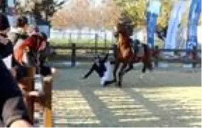Engel atlama yarışmasında binicilerin zor anları Engel atlama yarışmasında binicilerin zor anları