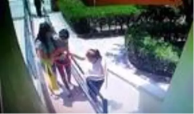 Engelli kızının ellerini bağlamakla suçladığı eski eşini silahla tehdit etmiş