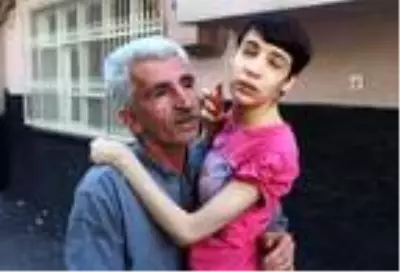 Engelli kızının ellerini bağlamakla suçladığı eski eşini silahla tehdit etmiş