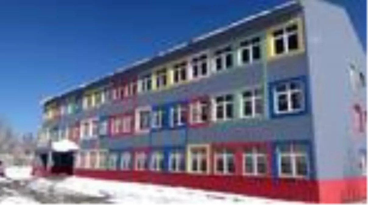 Esendere Belde Belediyesi köy okulunu onardı