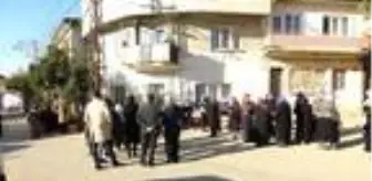 Yunus Emre Devlet Hastanesi: Eşinin adliye çıkışı tüfekle vurduğu Cemile, toprağa verildi Yunus Emre Devlet Hastanesi: Eşinin adliye çıkışı tüfekle vurduğu Cemile, toprağa verildi