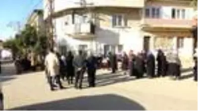 Eşinin adliye çıkışı tüfekle vurduğu Cemile, toprağa verildi Eşinin adliye çıkışı tüfekle vurduğu Cemile, toprağa verildi
