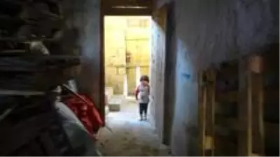 Evi yanan Suriyeli kadının imdadına İHA muhabirleri koştu Evi yanan Suriyeli kadının imdadına İHA muhabirleri koştu