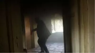 Evi yanan Suriyeli kadının imdadına İHA muhabirleri koştu Evi yanan Suriyeli kadının imdadına İHA muhabirleri koştu