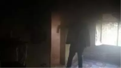 Evi yanan Suriyeli kadının imdadına İHA muhabirleri koştu Evi yanan Suriyeli kadının imdadına İHA muhabirleri koştu