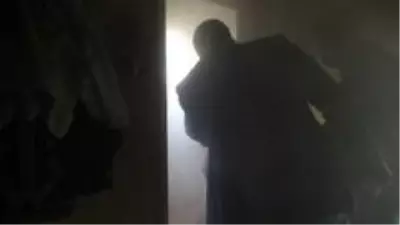 Evi yanan Suriyeli kadının imdadına İHA muhabirleri koştu Evi yanan Suriyeli kadının imdadına İHA muhabirleri koştu