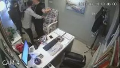 Evlilik vaadiyle genç kızları binlerce lira dolandıran firari Medet Batal Beşiktaş'ta suçüstü yakalandı Evlilik vaadiyle genç kızları binlerce lira dolandıran firari Medet Batal Beşiktaş'ta suçüstü yakalandı