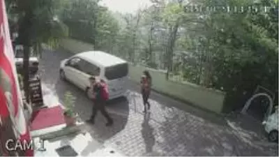 Evlilik vaadiyle genç kızları binlerce lira dolandıran firari Medet Batal Beşiktaş'ta suçüstü yakalandı Evlilik vaadiyle genç kızları binlerce lira dolandıran firari Medet Batal Beşiktaş'ta suçüstü yakalandı