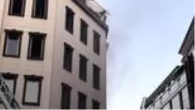 Fatih'te 6 katlı otelde çıkan yangın söndürüldü Fatih'te 6 katlı otelde çıkan yangın söndürüldü