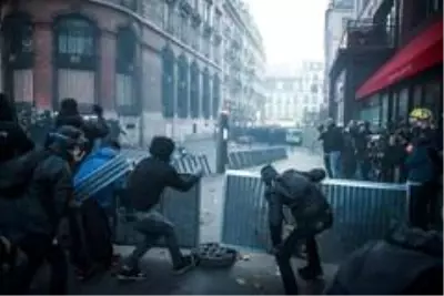 Son dakika haberi | Fransa'daki protestolar devam ediyor Son dakika haberi | Fransa'daki protestolar devam ediyor