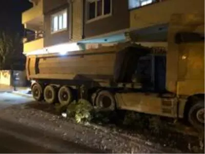Freni boşalan kamyon iş yerine girdi Freni boşalan kamyon iş yerine girdi