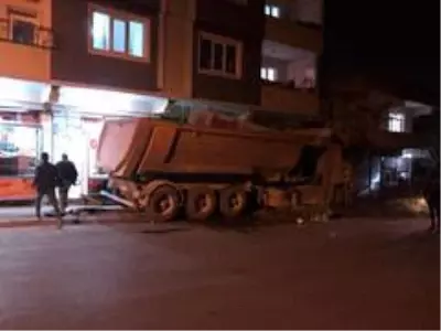 Freni boşalan kamyon iş yerine girdi Freni boşalan kamyon iş yerine girdi