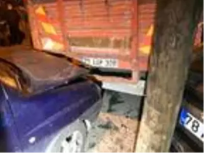Freni boşalan kamyon 4 araca çarptı Freni boşalan kamyon 4 araca çarptı