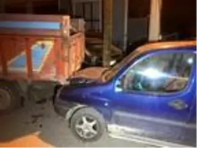 Freni boşalan kamyon 4 araca çarptı Freni boşalan kamyon 4 araca çarptı