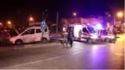 Hafif ticari araç ile servis minibüsü çarpıştı 4 kişi yaralandı Hafif ticari araç ile servis minibüsü çarpıştı 4 kişi yaralandı