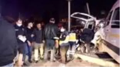 Hafif ticari araç ile servis minibüsü çarpıştı 4 kişi yaralandı Hafif ticari araç ile servis minibüsü çarpıştı 4 kişi yaralandı
