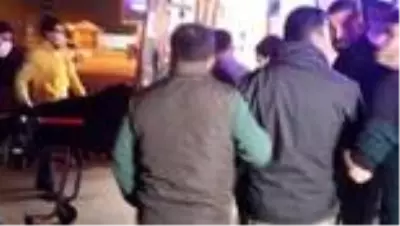 Hafif ticari araç ile servis minibüsü çarpıştı 4 kişi yaralandı Hafif ticari araç ile servis minibüsü çarpıştı 4 kişi yaralandı