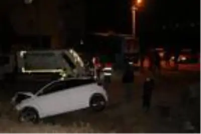 Halk otobüsü ile otomobil çarpıştı 2 yaralı Halk otobüsü ile otomobil çarpıştı 2 yaralı
