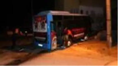 Halk otobüsü ile otomobil çarpıştı 2 yaralı Halk otobüsü ile otomobil çarpıştı 2 yaralı