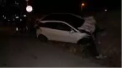 Halk otobüsü ile otomobil çarpıştı 2 yaralı Halk otobüsü ile otomobil çarpıştı 2 yaralı