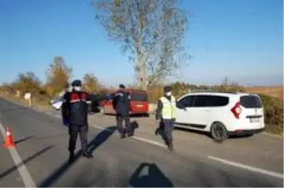 İlçe girişini tutan jandarmadan sıkı denetim İlçe girişini tutan jandarmadan sıkı denetim