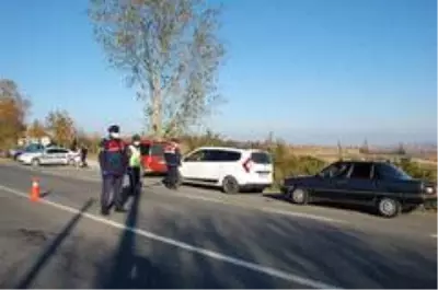 İlçe girişini tutan jandarmadan sıkı denetim İlçe girişini tutan jandarmadan sıkı denetim