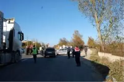 İlçe girişini tutan jandarmadan sıkı denetim İlçe girişini tutan jandarmadan sıkı denetim