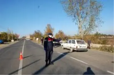 İlçe girişini tutan jandarmadan sıkı denetim İlçe girişini tutan jandarmadan sıkı denetim